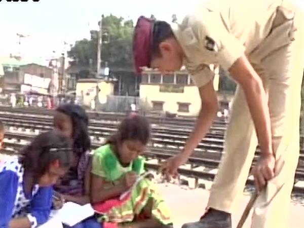 कहां से आया बच्चों को पढ़ाने का आइडिया?
