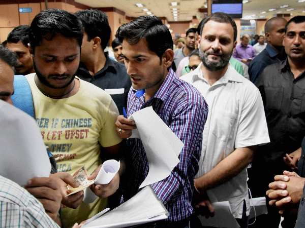 जब नोट बदलने के लिए लाइन में लगे थे राहुल गांधी