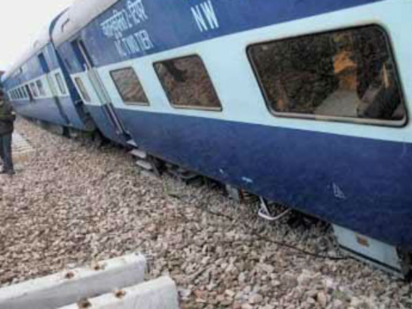 Patna-Indore express derails: UP CM Akhilesh Yadav directs DGP to monitor relief operations Patna-Indore express derails: UP CM Akhilesh Yadav directs DGP to monitor relief operations