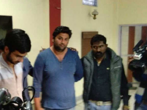 Crime Branch arrested 2 men who provided illegal exchange of currency Crime Branch arrested 2 men who provided illegal exchange of currency