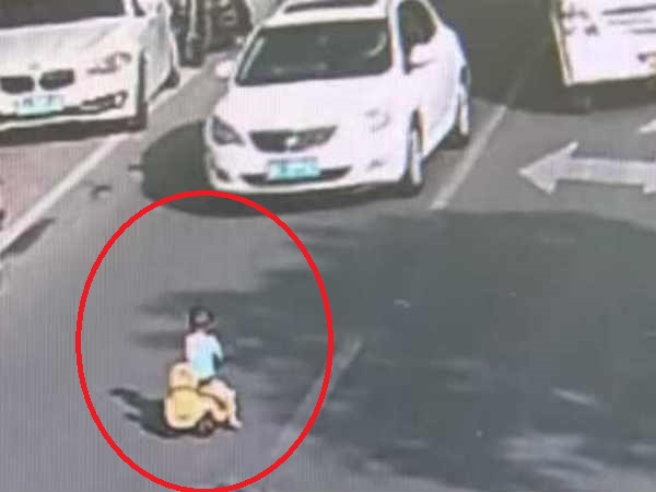 Incredible Moment Cop Saves Toddler Driving Toy Car Through Busy Road Incredible Moment Cop Saves Toddler Driving Toy Car Through Busy Road