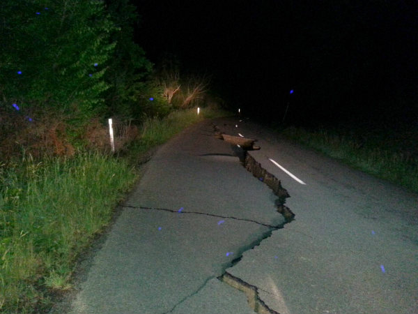 Pakistani cricketers shaken but safe after earthquake in New Zealand. रविवार(13 नवंबर) को न्यूजीलैंड में आए भूकंप ने पाकिस्तानी क्रिकेटर्स को भी हिला डाला। 7.4 की तीव्रता से आए इस भूकंप में क्राइस्टचर्च का इलाका बुरी तरह प्रभावित हुआ। पाकिस्तानी क्रिकेट टीम के मैनेजर वसीम बारी ने इसे भयानक अनुभव बताया। Pakistani cricketers shaken but safe after earthquake in New Zealand. रविवार(13 नवंबर) को न्यूजीलैंड में आए भूकंप ने पाकिस्तानी क्रिकेटर्स को भी हिला डाला। 7.4 की तीव्रता से आए इस भूकंप में क्राइस्टचर्च का इलाका बुरी तरह प्रभावित हुआ। पाकिस्तानी क्रिकेट टीम के मैनेजर वसीम बारी ने इसे भयानक अनुभव बताया।