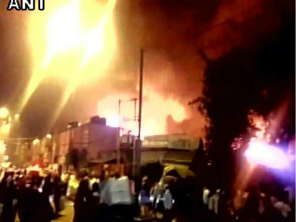 Fire breaks out in slums near Sadar Bazar area of Delhi, 15 fire tenders on the spot. राजधानी के सदर बाजार एरिया में सोमवार रात अचानक एक इमारत में आग लग गई। आग इतनी भीषण थी कि इसे बुझाने के लिए 15 दमकलों को तुरंत बुलाना पड़ा। Fire breaks out in slums near Sadar Bazar area of Delhi, 15 fire tenders on the spot. राजधानी के सदर बाजार एरिया में सोमवार रात अचानक एक इमारत में आग लग गई। आग इतनी भीषण थी कि इसे बुझाने के लिए 15 दमकलों को तुरंत बुलाना पड़ा।
