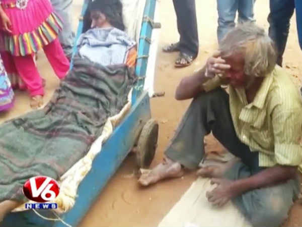 No money for ambulance, Hyderabad beggar carries wife's dead body for 60 km in a pushcart No money for ambulance, Hyderabad beggar carries wife's dead body for 60 km in a pushcart