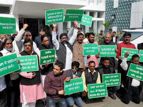 Shoe hurled at speaker, chairs thrown in Jharkhand assembly Shoe hurled at speaker, chairs thrown in Jharkhand assembly