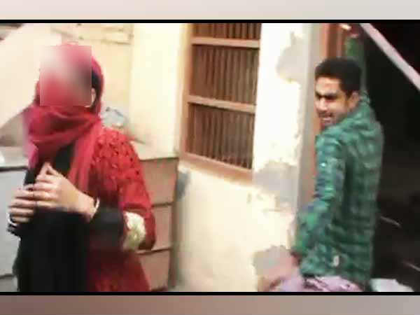 Couple is brutally beaten at Bulandshahr Couple is brutally beaten at Bulandshahr
