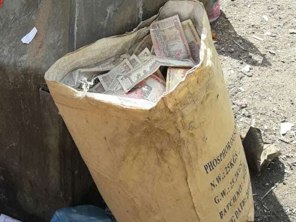 कोलकाता में पाए गए 500-1000 के कई फटे नोट कोलकाता में पाए गए 500-1000 के कई फटे नोट
