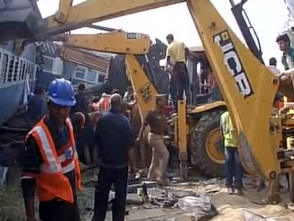 Patna-Indore express derails: its horrible says eye witness Patna-Indore express derails: its horrible says eye witness