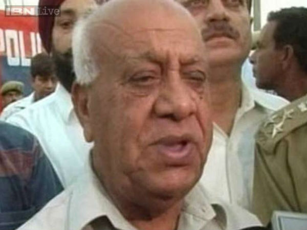 jammu and kashmir: Former Deputy CM Pandit Mangat Ram passes away. जम्मू-कश्मीर में राज्य विधानसभा के स्पीकर रहे पंडित मंगतराम ने कई अहम पदों पर रहकर अपनी सेवाएं दीं। 2002 विधानसभा चुनावों के बाद पीडीपी-कांग्रेस की गठबंधन सरकार के दौरान वह डिप्टी चीफ मिनिस्टर भी रहे। jammu and kashmir: Former Deputy CM Pandit Mangat Ram passes away. जम्मू-कश्मीर में राज्य विधानसभा के स्पीकर रहे पंडित मंगतराम ने कई अहम पदों पर रहकर अपनी सेवाएं दीं। 2002 विधानसभा चुनावों के बाद पीडीपी-कांग्रेस की गठबंधन सरकार के दौरान वह डिप्टी चीफ मिनिस्टर भी रहे।