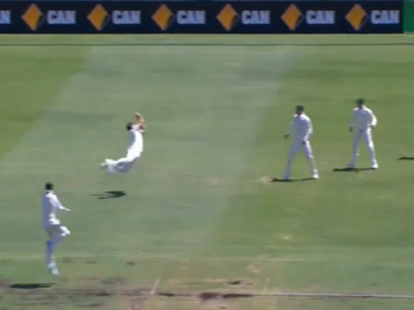 Mitchell and shaun Marsh's classic catch high point of Australia's dream start. आॅस्ट्रेलियाई आॅलराउंडर मिशेल मार्श और उनके भाई शॉन मार्श ने दक्षिण अफ्रीका के खिलाफ गुरुवार को शुरु हुए टेस्ट सीरीज के पहले मैच के पहले ही दिन ऐसा कैच लिया कि हर कोई देखकर चौंक गया। Mitchell and shaun Marsh's classic catch high point of Australia's dream start. आॅस्ट्रेलियाई आॅलराउंडर मिशेल मार्श और उनके भाई शॉन मार्श ने दक्षिण अफ्रीका के खिलाफ गुरुवार को शुरु हुए टेस्ट सीरीज के पहले मैच के पहले ही दिन ऐसा कैच लिया कि हर कोई देखकर चौंक गया।