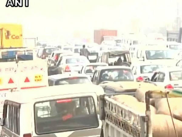 500-1000 के नोट बंद होने के बाद गुरुग्राम टाेल पर बेहिसाब जाम, अथॉॉरिटीज ने लिया अहम फैसला 500-1000 के नोट बंद होने के बाद गुरुग्राम टाेल पर बेहिसाब जाम, अथॉॉरिटीज ने लिया अहम फैसला