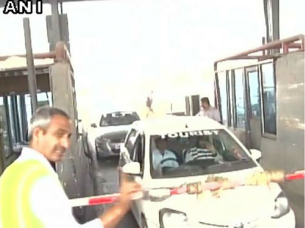 500-1000 के नोट बंद होने के बाद गुरुग्राम टाेल पर बेहिसाब जाम, अथॉॉरिटीज ने लिया अहम फैसला 500-1000 के नोट बंद होने के बाद गुरुग्राम टाेल पर बेहिसाब जाम, अथॉॉरिटीज ने लिया अहम फैसला