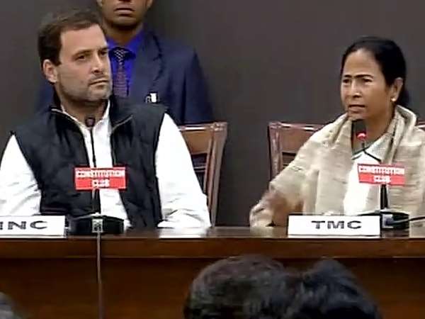 राहुल गांधी और ममता बनर्जी ने नोटबंदी को लेकर साधा नरेंद्र मोदी पर निशाना राहुल गांधी और ममता बनर्जी ने नोटबंदी को लेकर साधा नरेंद्र मोदी पर निशाना