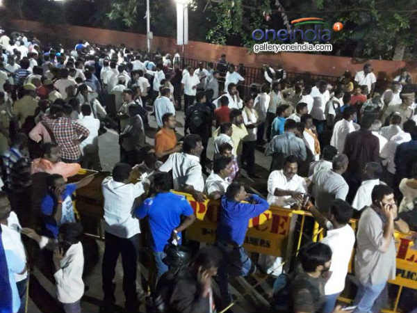 सारी रात डटे रहे समर्थक