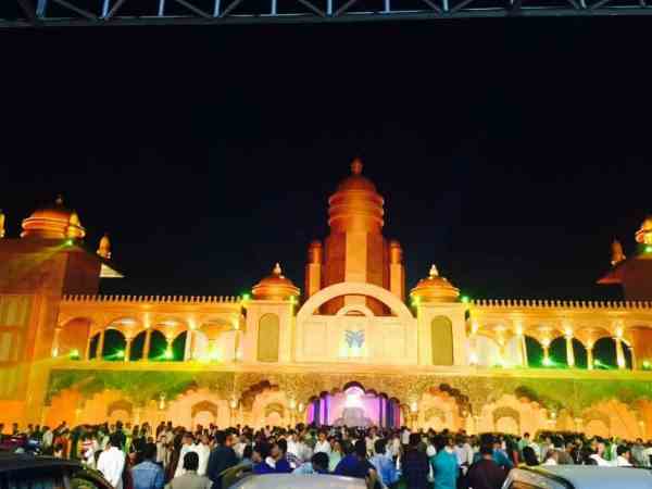 मैसूर महल और अक्षरधाम मंदिर जैसा सेट