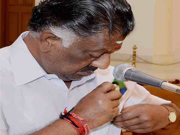 शपथ ग्रहण के दौरान थे आंखों में आंसू