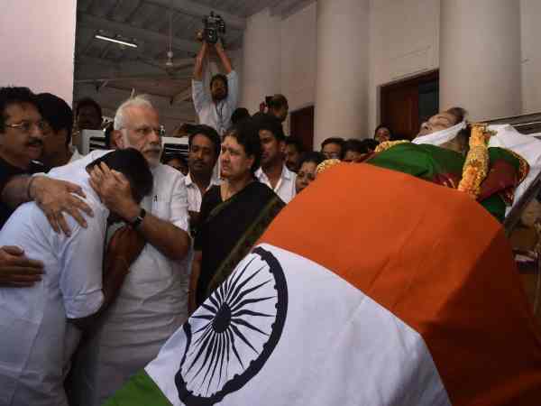 पीएम ने परिवार को बंधाया ढांढ़स