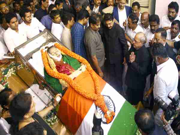 ताबूत पर डाले फूल और नमक