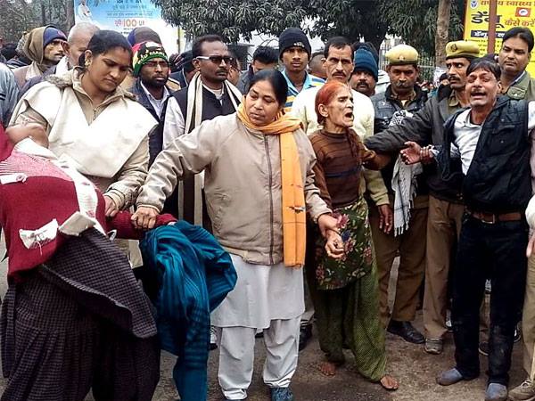 फेक क्रिमिनल बनाए जाने पर परिवार संग की आत्मदाह की कोशिश फेक क्रिमिनल बनाए जाने पर परिवार संग की आत्मदाह की कोशिश