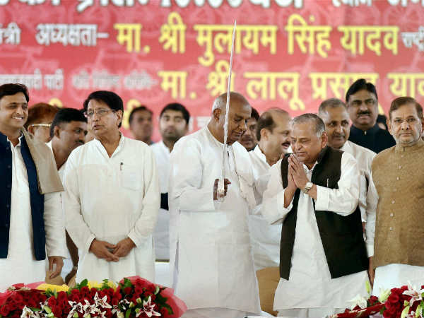 गठबंधन की ताकाझांकी
