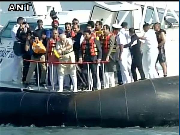 Prime Minister Modi- ये था वो जरिया, जिससे पीएम मोदी पहुंचे समुद्र के बीच Prime Minister Modi- ये था वो जरिया, जिससे पीएम मोदी पहुंचे समुद्र के बीच
