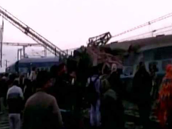 दो डिब्बे एक खाली सूखी पड़ी नहर में गिरे