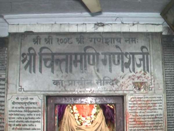 भक्त लगा रहे हैं लाइन