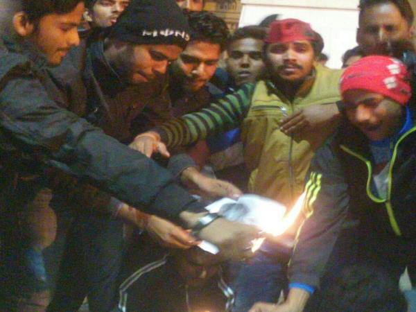 जलाया शिवपाल का पोस्टर