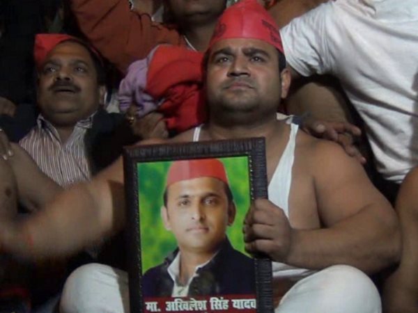 अखिलेश के समर्थन में नारेबाजी