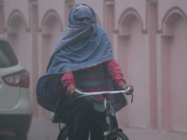 साइकिल से घूम-घूम कर बेचता था सोना, एक साथ जमा कराए थे 7 करोड़ रुपए के 500 और 1000 के नोट साइकिल से घूम-घूम कर बेचता था सोना, एक साथ जमा कराए थे 7 करोड़ रुपए के 500 और 1000 के नोट