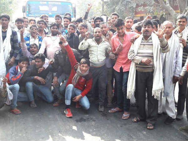 People thrashed Bank Manager for not giving cash People thrashed Bank Manager for not giving cash