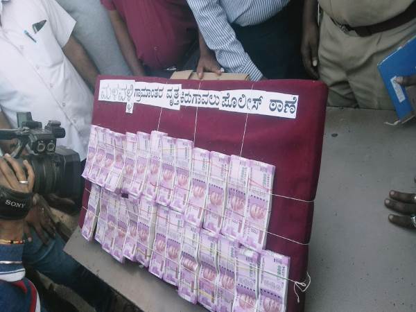 नोटबंदी के बाद आयकर विभाग की छापेमारी जारी, मंगलुरु बैंक में पड़ा छापा नोटबंदी के बाद आयकर विभाग की छापेमारी जारी, मंगलुरु बैंक में पड़ा छापा