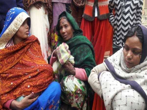 गोरखपुर में डेढ़ माह के बच्चे को चुराने वाली औरत को देखने के लिए थाने पर जुटी भीड़ गोरखपुर में डेढ़ माह के बच्चे को चुराने वाली औरत को देखने के लिए थाने पर जुटी भीड़
