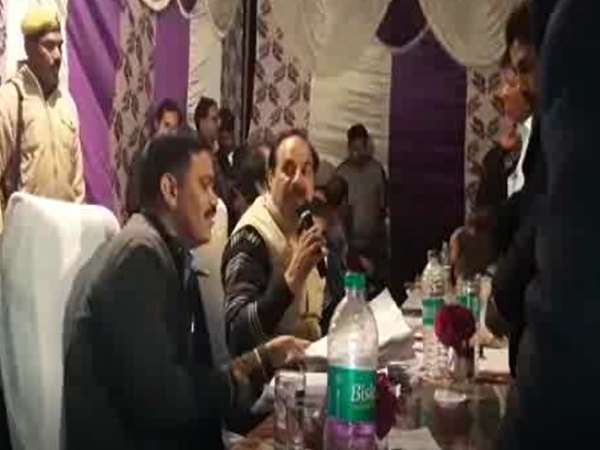 देर रात गांव में पहुंच बरेली के डीएम ने लगाई चौपाल देर रात गांव में पहुंच बरेली के डीएम ने लगाई चौपाल