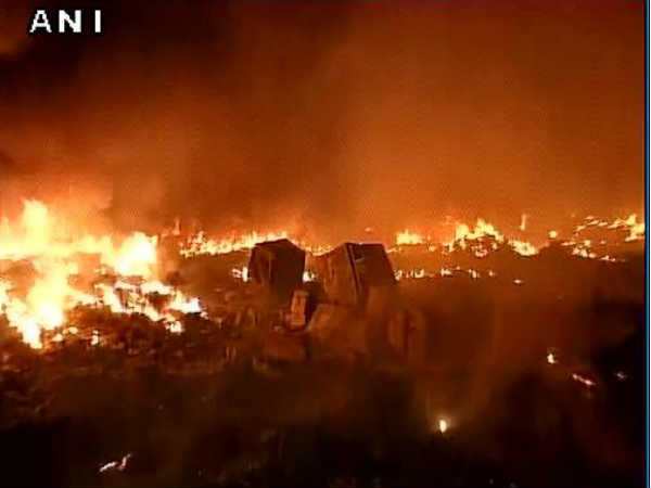 Fire breaks out in shanties in Delhi's Rithala, 30 fire tenders at the spot Fire breaks out in shanties in Delhi's Rithala, 30 fire tenders at the spot