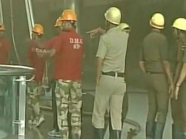Fire breaks out at Kolkata's South City Mall, 15 fire tenders rushed to spot Fire breaks out at Kolkata's South City Mall, 15 fire tenders rushed to spot