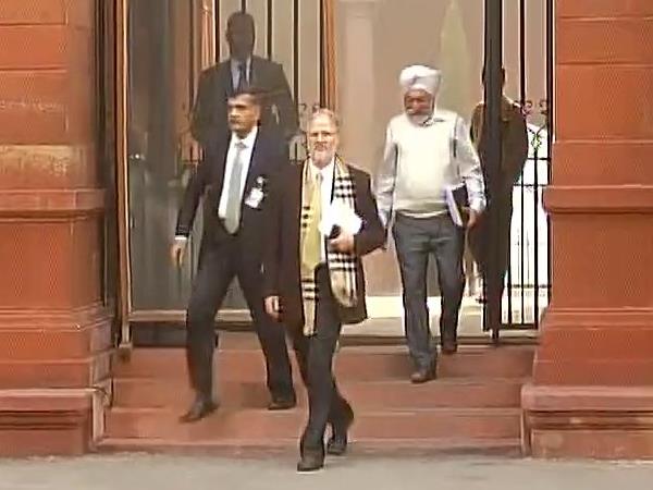 इस्तीफे के बाद पीएम नरेंद्र मोदी से मिले नजीब जंग, आखिर क्या हुई बात? इस्तीफे के बाद पीएम नरेंद्र मोदी से मिले नजीब जंग, आखिर क्या हुई बात?