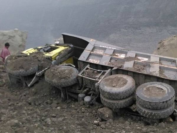 mine collapse झारखंड के ललमटिया में खदान धंसी, 40-50 मजदूरों के दबे होने की आशंका mine collapse झारखंड के ललमटिया में खदान धंसी, 40-50 मजदूरों के दबे होने की आशंका