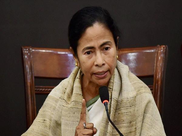 ममता बनर्जी ने केंद्र सरकार से ठानी नई रार, कहा- हमने कभी नहीं कहा राज्य में तैनात करिए CRPF ममता बनर्जी ने केंद्र सरकार से ठानी नई रार, कहा- हमने कभी नहीं कहा राज्य में तैनात करिए CRPF