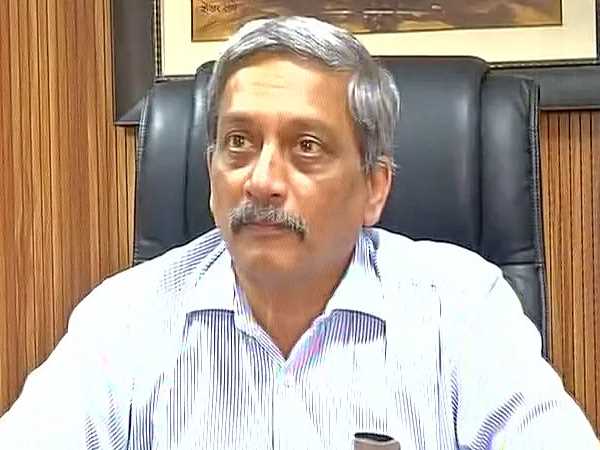रक्षा मंत्री मनोहर पर्रिकर ने कहा, गोवा कौ पूरी तरह से कैशलेस बनाना संभव नहीं रक्षा मंत्री मनोहर पर्रिकर ने कहा, गोवा कौ पूरी तरह से कैशलेस बनाना संभव नहीं