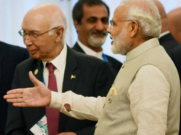 Narendra Modi-Sartaj Aziz handshak Narendra Modi-Sartaj Aziz handshak