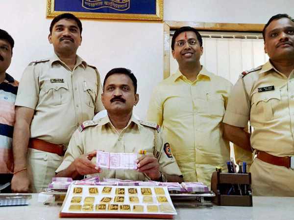2000 की नई करेंसी में 35 लाख रु और 2.5 किलो सोना के साथ छह को पकड़ा 2000 की नई करेंसी में 35 लाख रु और 2.5 किलो सोना के साथ छह को पकड़ा