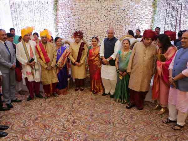 gadkari daughters marriage2 gadkari daughters marriage2
