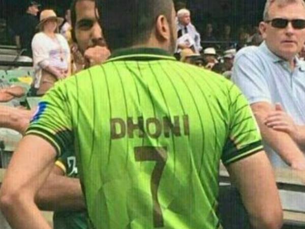 pakistan fan धोनी की जर्सी पहनकर अपनी टीम को चीयर करने पहुंचा ये पाकिस्तानी क्रिकेट फैन pakistan fan धोनी की जर्सी पहनकर अपनी टीम को चीयर करने पहुंचा ये पाकिस्तानी क्रिकेट फैन