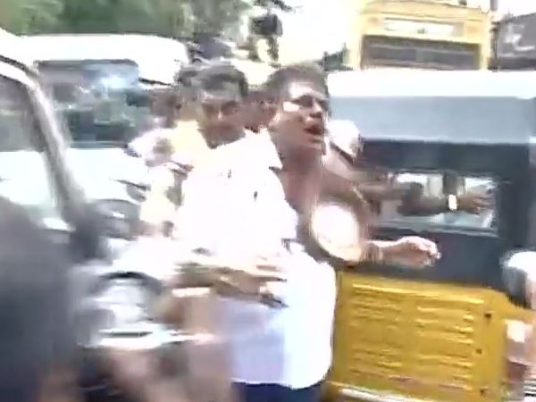 shashikala pushpa husband शशिकला के पति और वकील की पिटाई, AIADMK समर्थकों ने की मारपीट shashikala pushpa husband शशिकला के पति और वकील की पिटाई, AIADMK समर्थकों ने की मारपीट