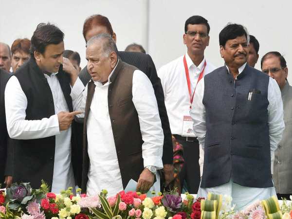 shivpal मुलायम ने अखिलेश से शिवपाल के लिए मांगी आखिरी गुरु दक्षिणा shivpal मुलायम ने अखिलेश से शिवपाल के लिए मांगी आखिरी गुरु दक्षिणा