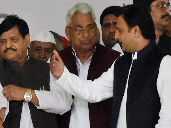 समाजावादी पार्टी में अखिलेश और शिवपाल की रार का असर, मुस्लिमों ने कहा- वोट पर पड़ेगा असर समाजावादी पार्टी में अखिलेश और शिवपाल की रार का असर, मुस्लिमों ने कहा- वोट पर पड़ेगा असर