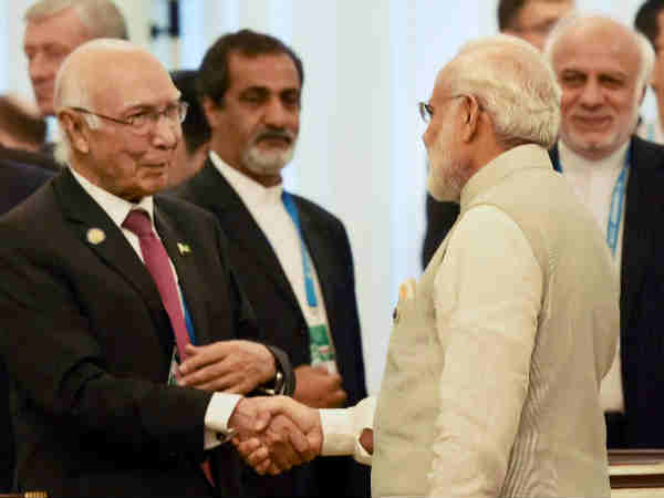 Narendra Modi-Sartaj Aziz handshake in Amritsa Narendra Modi-Sartaj Aziz handshake in Amritsa