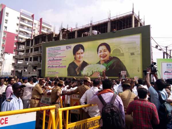 जयललिता के बाद शशिकला संभालेंगी AIADMK की कमान, बनाया गया पार्टी महासचिव जयललिता के बाद शशिकला संभालेंगी AIADMK की कमान, बनाया गया पार्टी महासचिव