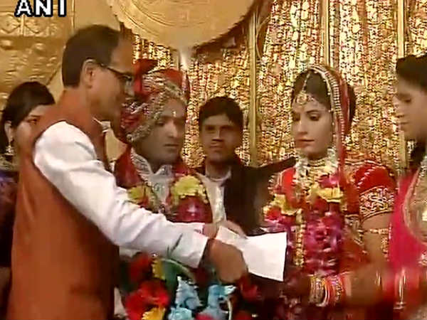Shivraj Singh Chauhan attends wedding ceremony Ramashankar Yadav's daughter Shivraj Singh Chauhan attends wedding ceremony Ramashankar Yadav's daughter